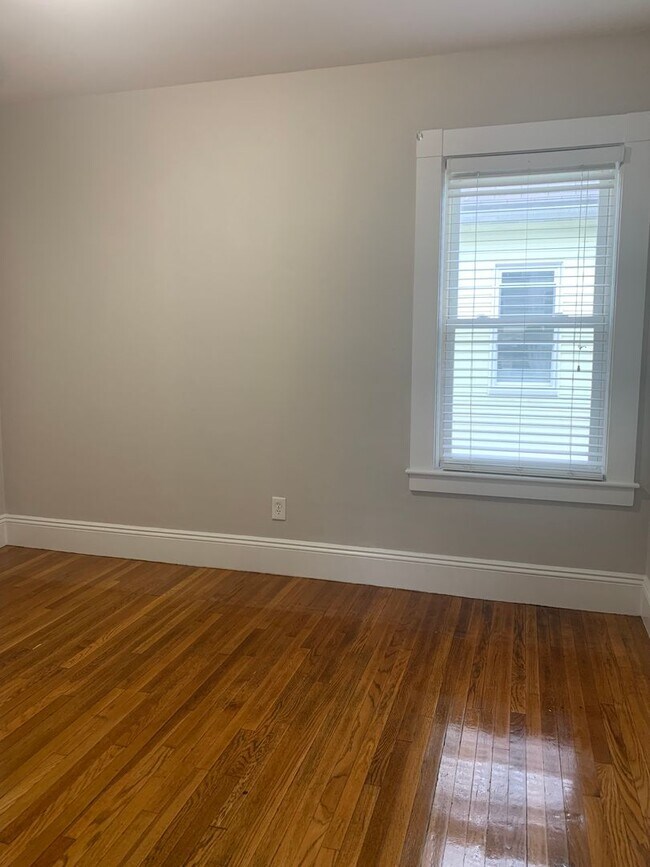 Building Photo - Spacious modern unit with great location in Southern Waltham available as early as 7/15/26