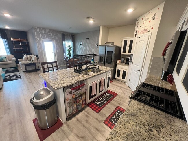 Building Photo - Stunning 4-Bedroom Home in Zachary's Mirav...