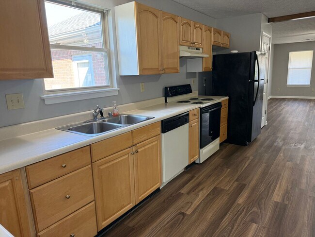 Building Photo - 2 bedroom 2 bath townhouse