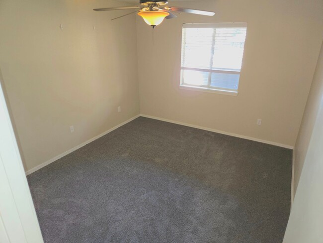 Building Photo - Westside Arbors Condo 2bd, 2ba - Students ...