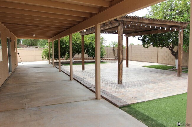 Building Photo - 2090 S 44th Dr