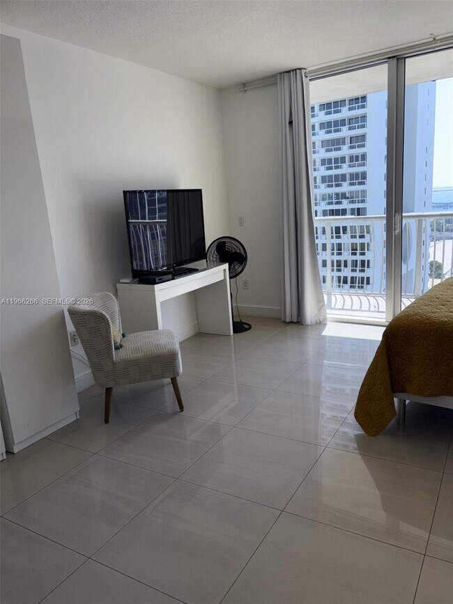 Building Photo - 1750 N Bayshore Dr