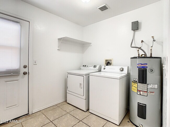 Building Photo - 4205 N Montezuma Dr