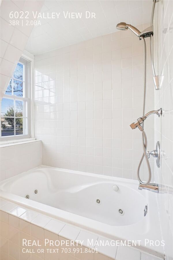 Building Photo - 6022 Valley View Dr