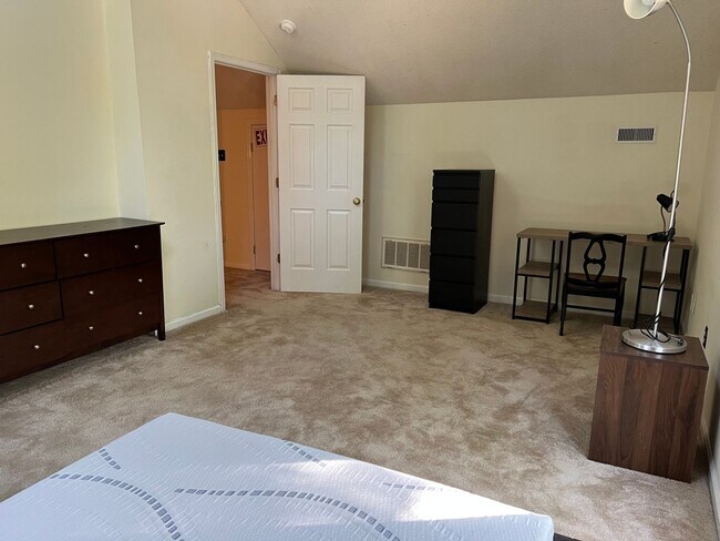 Building Photo - 4 Bed | 2 Bath Townhouse near NCSU - Stude...