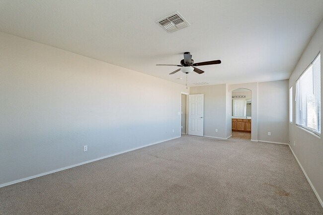 Building Photo - large 3 bedroom home for rent
