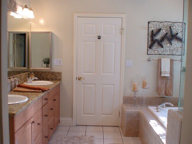 Building Photo - 14320 Hortense St