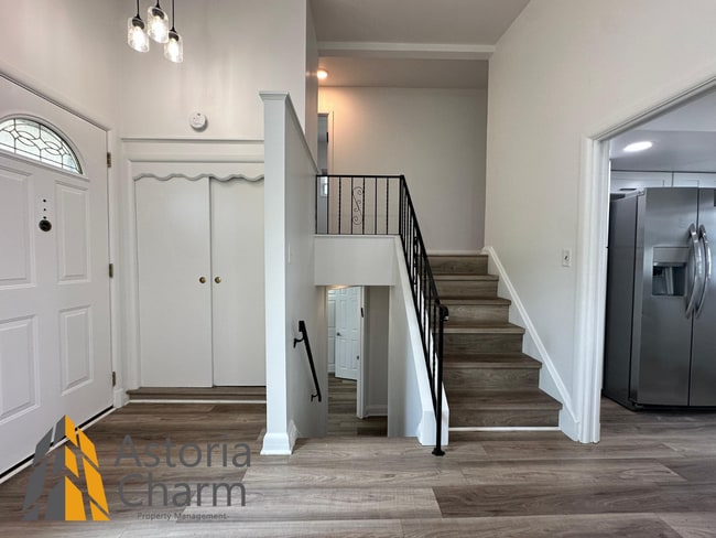 Building Photo - Spacious 4 Bedroom + Den Home with Private...