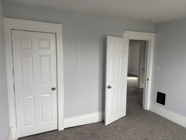 Building Photo - Charming 5-Bedroom Property in Prime Location