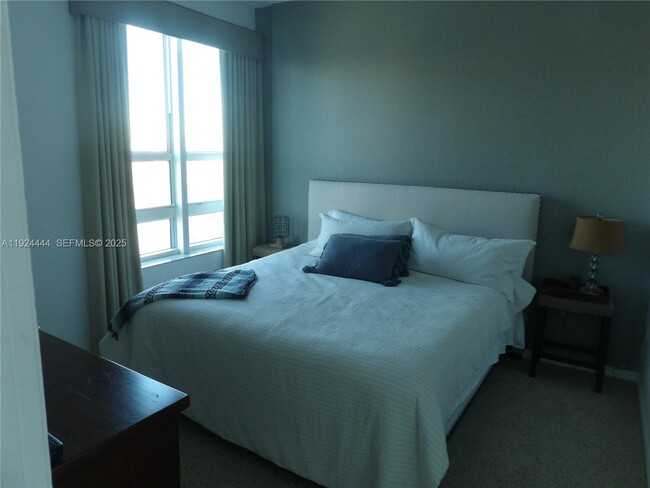 Building Photo - 950 Brickell Bay Dr