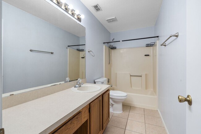 Building Photo - 2/2 Condo With Screened Patio in Conway area