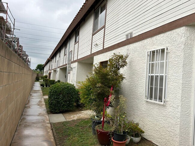 Building Photo - 4121Waln - L