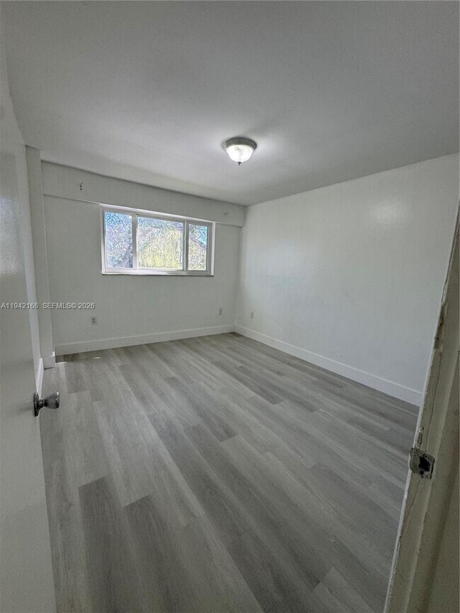 Building Photo - 645 NE 121st St