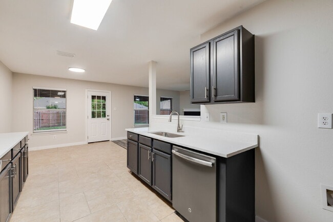 Building Photo - "Charming 3-Bedroom with 2 Bathrooms in Wy...