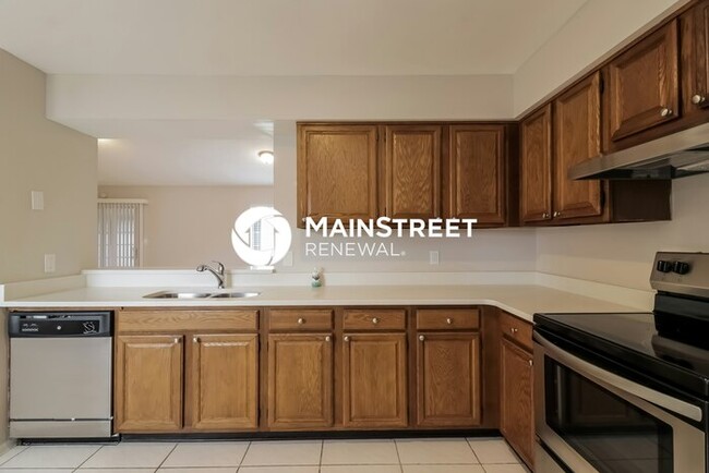 Building Photo - 1523 Maplewood Cir
