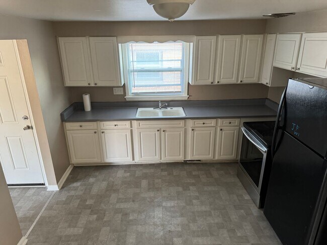 Building Photo - 8039-8041-8041 W Beckett Ave