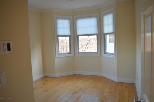 Building Photo - 606 Park Ave