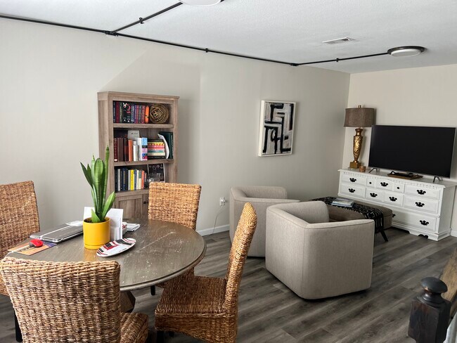 Building Photo - 1220 Apple Glen St