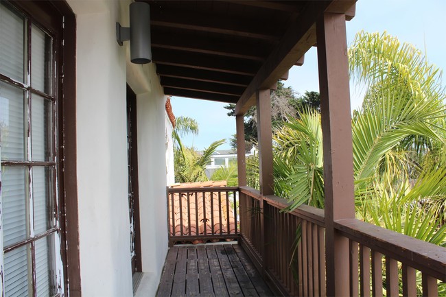 Building Photo - 6552 Del Playa Dr