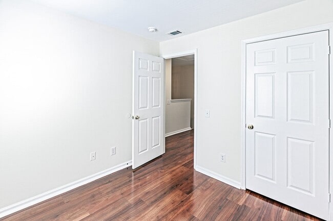 Building Photo - Exceptionally Nice 3 BR 2.5 BA Townhome in River Walk