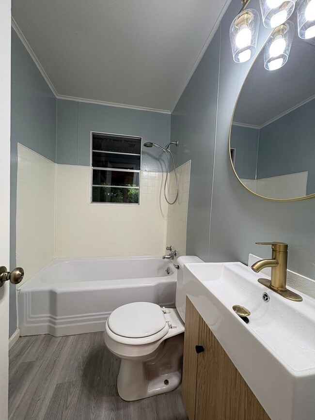 Building Photo - Beautiful 4 bedroom/1 bath with Central Air & Heat on Corner Lot