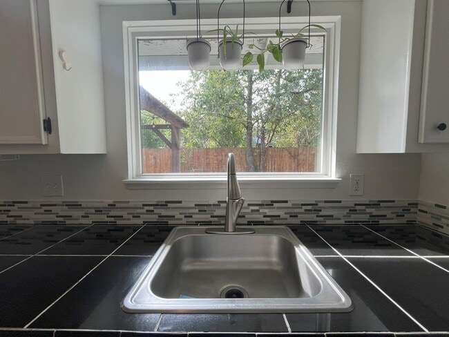 Building Photo - Spacious Yet Cozy 3BR/2BA Home with Garage...