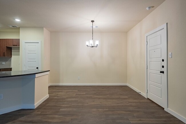 Building Photo - AVAILABLE NOW! GORGEOUS 3 BEDROOM DUPLEX L...