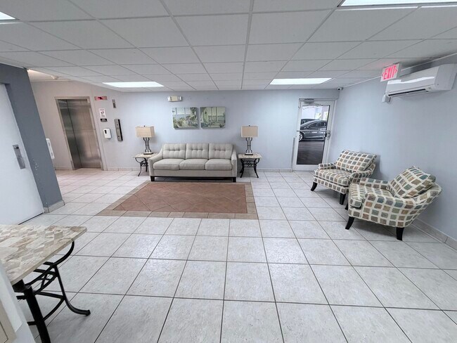 Building Photo - 1000 NE 14th Ave