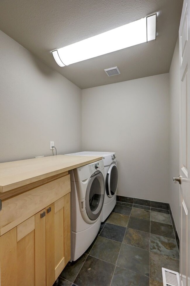 Building Photo - Beautifully Remodeled Home with Gourmet Kitchen & Fenced Yard in Klahanie