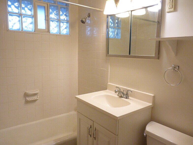 1 bathroom - 156 Parkview Ave