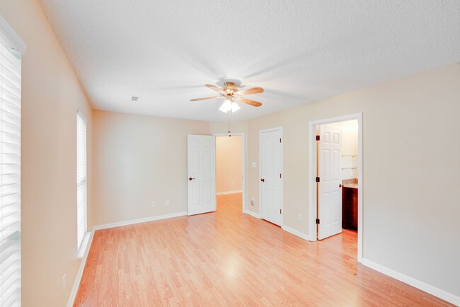 Building Photo - Comfort Meets Function in This 3BR/2BA Ced...