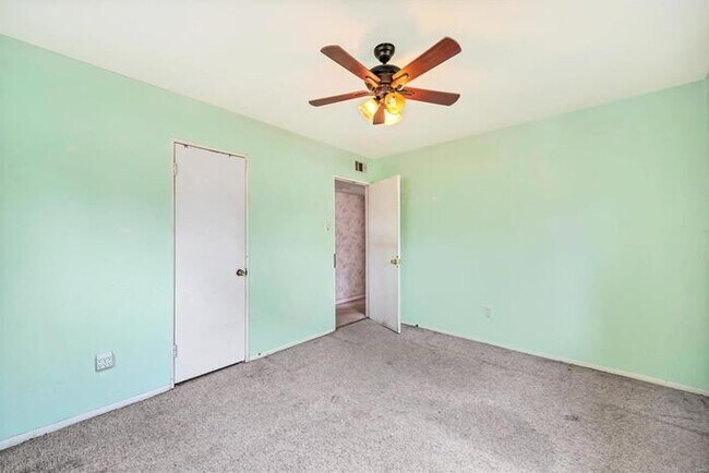 Building Photo - Fantastic 3bd/2ba home! Coming soon!