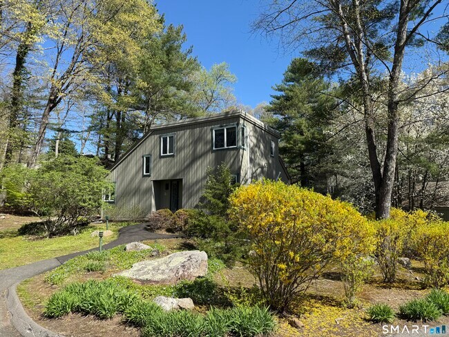 Building Photo - 2 Talcott Glen Rd