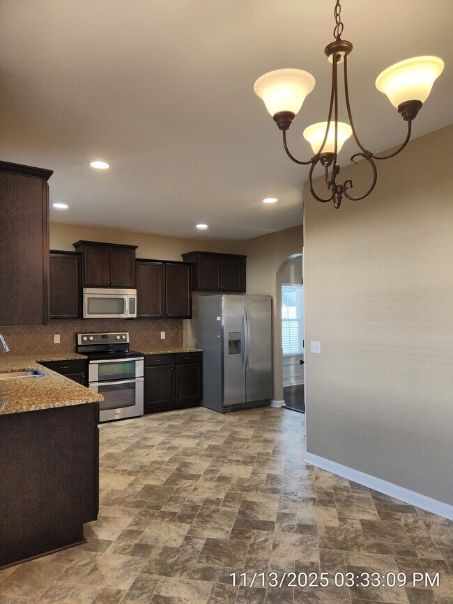 Building Photo - 641 Red Oak Ln