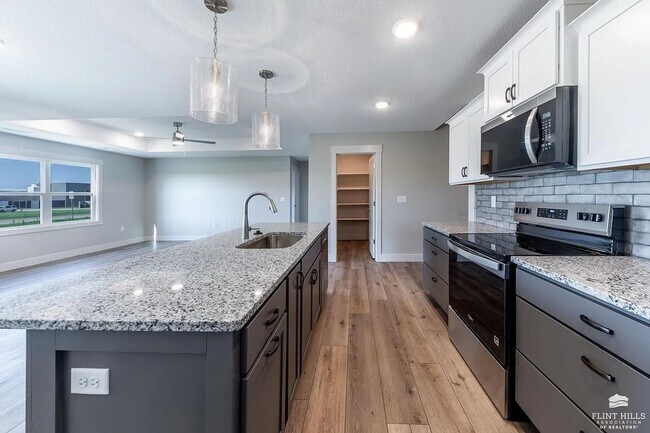 Building Photo - Open-Concept Modern 3 Bedroom, 3 bathroom house