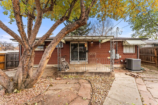 Building Photo - Home near DU and Wash Park!