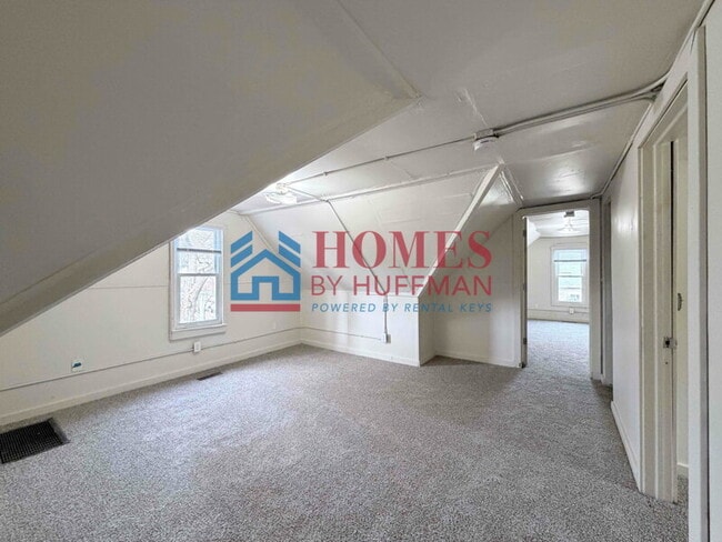 Building Photo - Two Bedroom Upstairs Unit