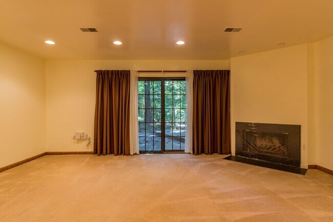 Building Photo - Beautiful 3 Bed 3.5 Bath Brick Interior To...