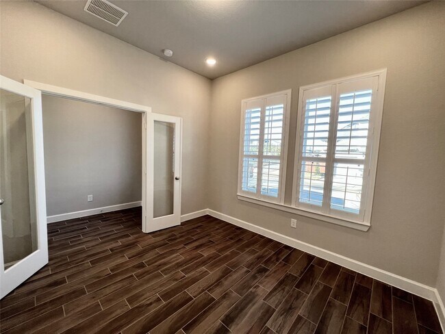 Building Photo - 547 Kingston Ln