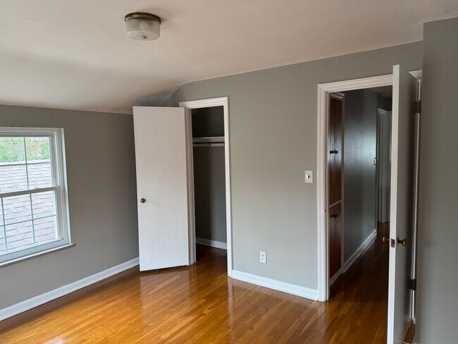 Building Photo - 3 Bedroom 1.5 bathroom Single Family Home, Upper Arlington Schools