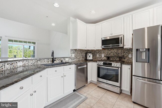 Building Photo - 13940 Greendale Dr