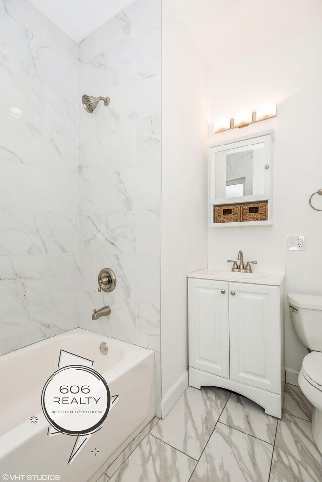 Building Photo - Hot Logan Square Apartments! SPECIAL OFFER!