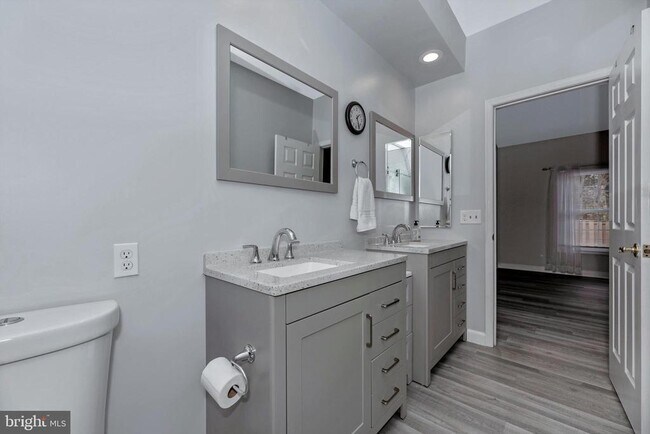 Building Photo - 910 McLendon Dr