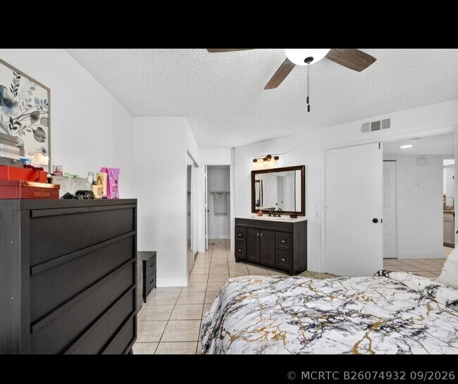 Building Photo - 1548 SE Royal Green Cir