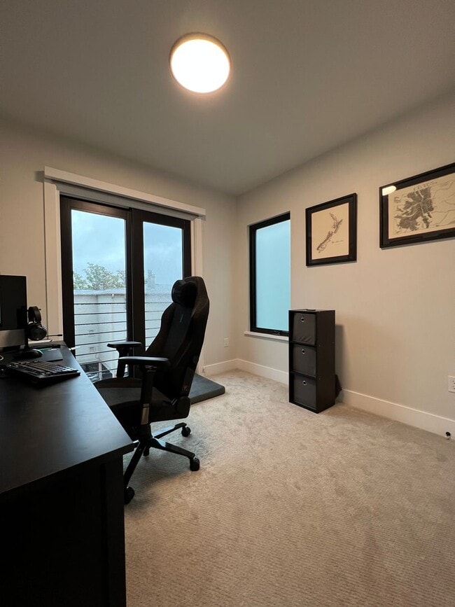Building Photo - Modern 3 BD/2.5 BA, Superb Location, Internet/Cable and TVs Included! Available August 3rd!
