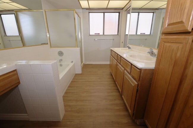 Building Photo - CENTRAL LOCATION - TROPICANA/MARYLAND AREA - 2 BED/2 BATH