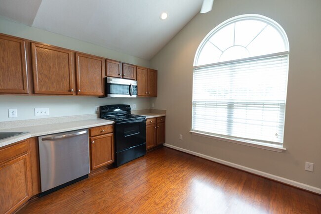 Building Photo - 121 Goldfinch Ave