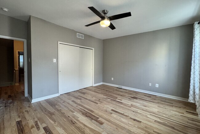 Building Photo - Spacious Passyunk Square Home with Finished Basement & Patio