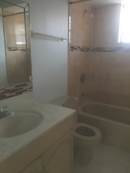 Building Photo - 890 W 39th Pl