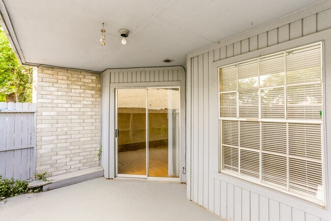 Building Photo - 9797 Leawood Blvd